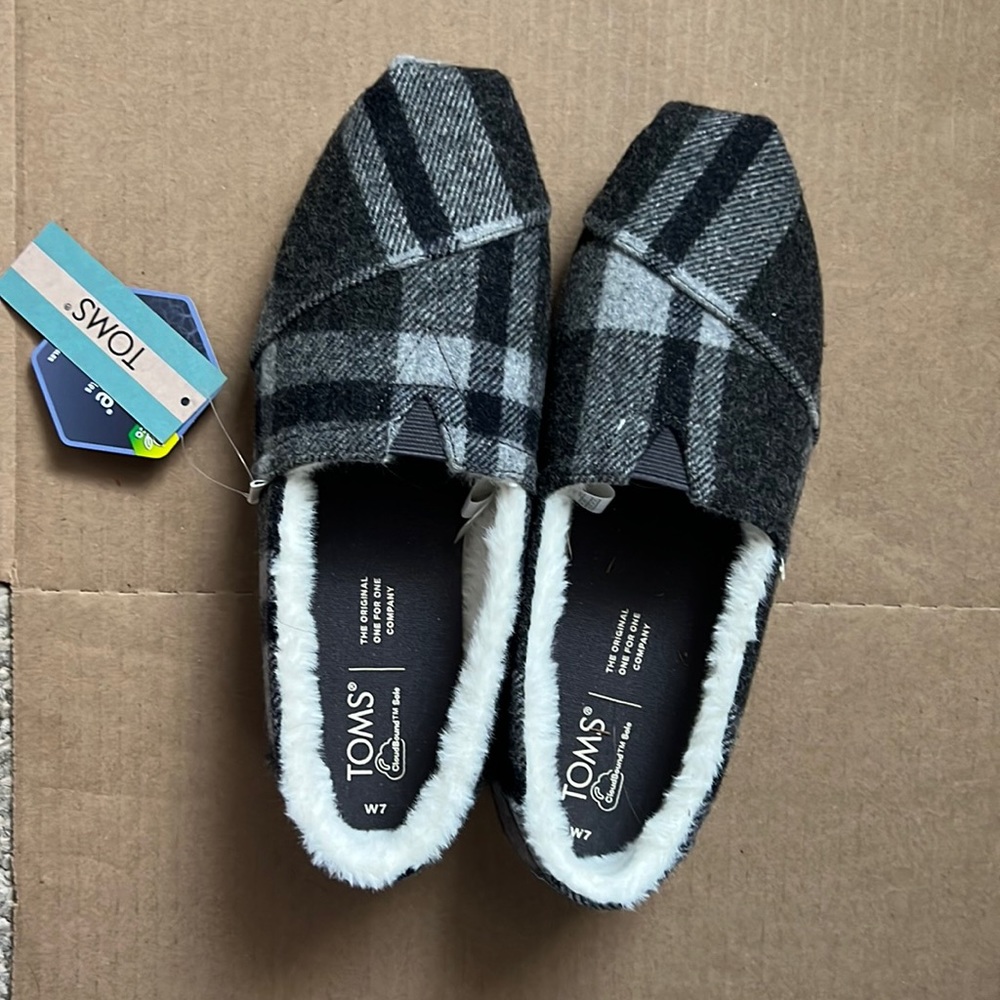 Size 7 Tom’s.